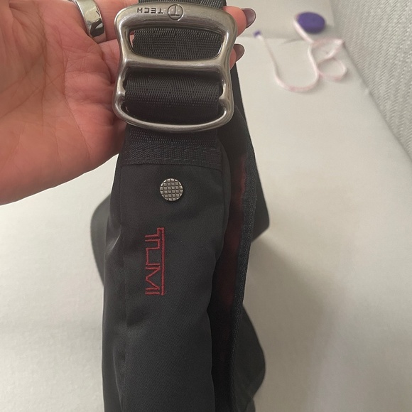 T-Tech by TUMI Essential Gear "Lewis Small Flap Crossbody" Bag - Picture 9 of 13